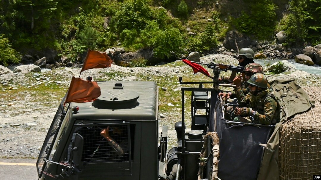 Tentara India berkonvoi di jalan raya menuju Leh, yang berbatasan dengan China, di Gagangir, 17 Juni 2020. (Foto: AFP). 