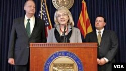 Gubernur Arizona Jan Brewer berbicara kepada media menanggani keputusan pemerintah federal soal UU Imigrasi kontroversial di Arizona.