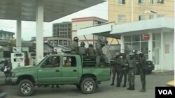 Police are deployed in response to the recent gang violence in Douala, March 16, 2017. (M.E. Kindzeka/VOA)