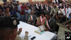 Des membres du Parlement malgache devant la Haute cour constitutionnelle, 27 mai 2015.