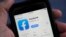 Dalam foto ilustrasi yang diambil pada 23 April 2021 ini tampak logo dari media sosial Facebook yang terdapat pada app store dalam sebuah smartphone. Facebook berada dalam situasi sulit setelah mantan pegawainya membeberkan laporan yang menyudutkan perusahaan itu. (Foto: AP)
