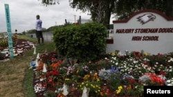 Памятник жертвам трагедии в парклендской школе имени Марджори Стоунмен Дуглас (архивное фото) 