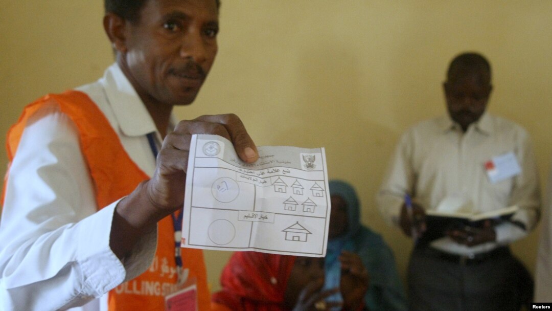 An official shows a ballot paper in after a referendum vote at El Fasher in North Darfur, April 14, 2016. 
