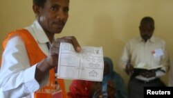 An official shows a ballot paper in after a referendum vote at El Fasher in North Darfur, April 14, 2016. 