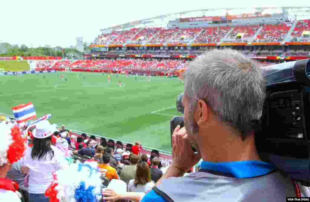 Thai Football fans in Ottawa