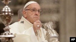 El papa Francisco aceptó la renuncia del obispo auxiliar de Los Ángeles, monseñor Alexander Salazar, quien fue acusado de eventual conducta inapropiada con un menor en la década de 1990.