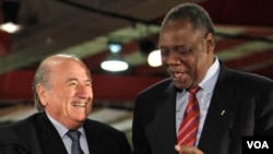 El presidente de la FIFA Sepp Blatter, izquierda, y su similar africano Issa Hayatou se mostraron satisfechos luego de que el continente fuese sede del pasado Mundial.