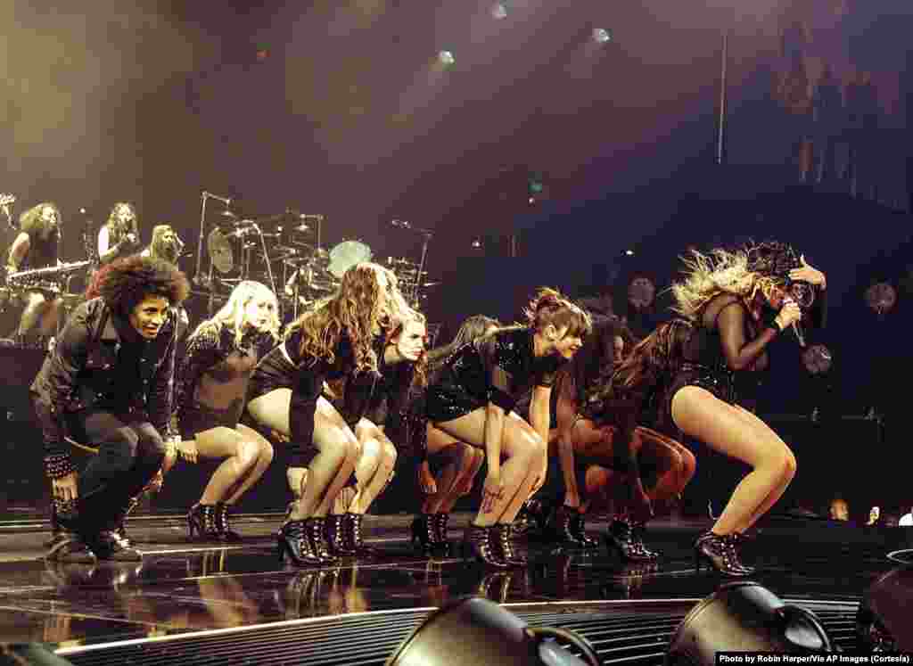 Beyoncé acompañada de su grupo de bailarines en el concierto de Nashville.