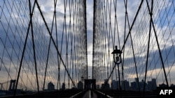 Matahari menyinari jembatan Brooklyn di New York, 8 Januari 2020. (Foto: AFP)