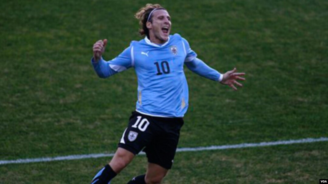 Penyerang Uruguay Diego Forlan merayakan keberhasilannya mencetak gol ke gawang Paraguay dalam final Copa America di Buenos Aires, Argentina, Minggu (24/7). Forlan dilaporkan telah dihubungi klub Italia Inter Milan dan klub Turki Galatasaray.