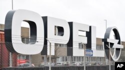 Logo Opel di pagar pembatas pabrik mobil tersebut di kawasan Kaiserslautern, Jerman, 6 Maret 2017. (Foto: dok).