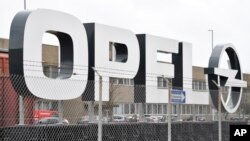 El logo de Opel fue fotografiado en la planta del fabricante en Kaiserslautern, Alemania, el lunes, 6 de marzo de 2017.