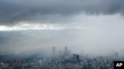 Una vista de las nubes sobre Caracas, vista desde El Ávila, en La Guaira, el 22 de noviembre de 2021.