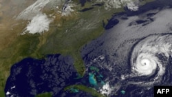 Esta imagen de satélite de NOAA-NASA muestra el huracán Nicole el 12 de octubre de 2016.
