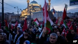 Učesnici demonstracija u Instanbulu mašu palestinskim i turskim zastavama u znak solidarnosti sa Palestincima, tokom rata Izraela i Hamasa u Gazi, u Istanbulu, Turska, 1. januara 2024.