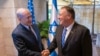 Menteri Luar Negeri AS Mike Pompeo (kanan) bertemu PM Israel Benjamin Netanyahu di Yerusalem, Jumat (18/10). 