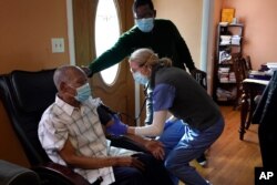 미국 보스턴의 91세 에두아르드 조셉 씨가 자택에서 신종 코로나바이러스 백신 접종을 받았다.