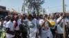 Des partisans du Mouvement démocratique du Mozambique (MDM), lors d'un rassemblement, le samedi 24 août 2024, dans le quartier de Matola, à Maputo, au premier jour de la campagne avant les élections générales du 9 octobre.