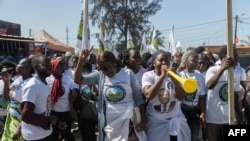 Des partisans du Mouvement démocratique du Mozambique (MDM), lors d'un rassemblement, le samedi 24 août 2024, dans le quartier de Matola, à Maputo, au premier jour de la campagne avant les élections générales du 9 octobre.