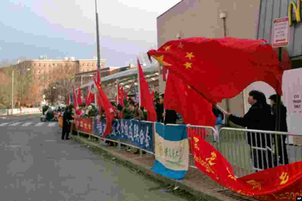 大批华人欢迎队伍手举国旗，来自多个同学会和同乡会。