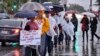 Maestros de Los Angeles protestan bajo la lluvia frente a una secundaria que lleva el nombre de la ciudad durante una huelga de educadores el 14 de enero de 2019. 