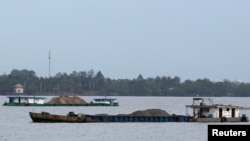 越南船隻2018年12月16日在湄公河上運沙。