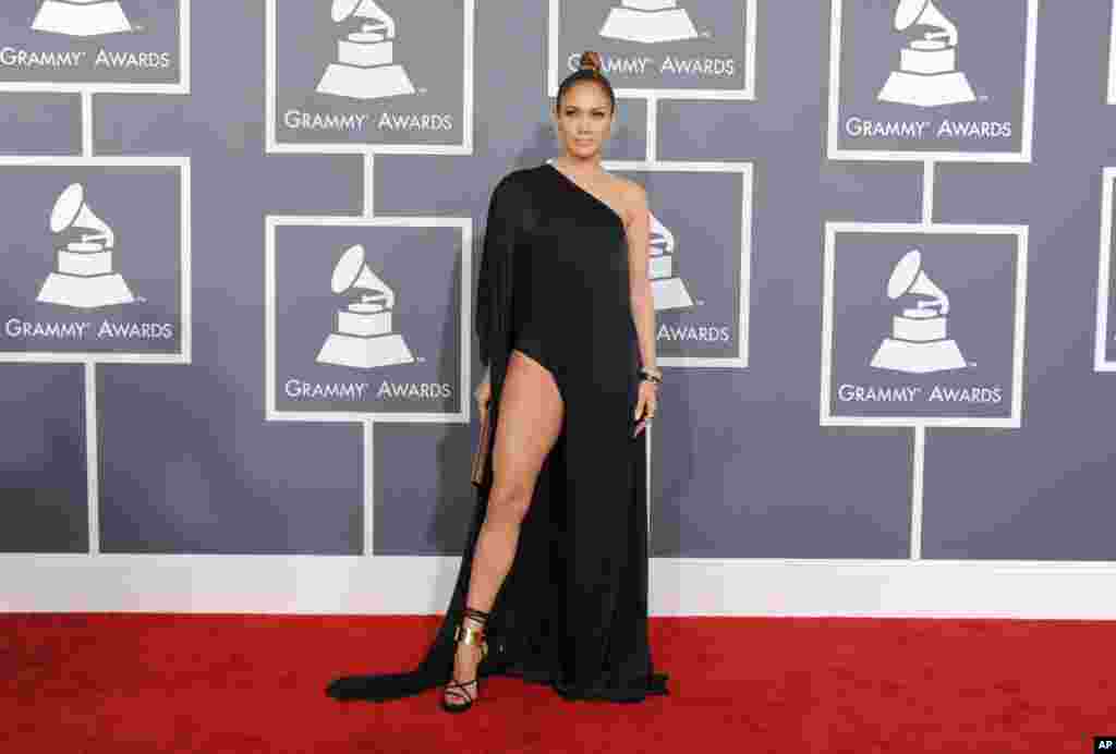 Espectacular el vestido que lució Jennifer López durante la ceremonia de la entrega de los premios Grammy 2013.