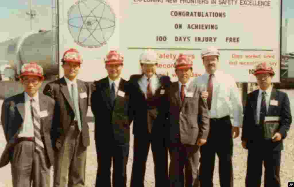 習近平等參觀美國大型農業科技企業孟山都公司設在馬斯卡廷的工廠。