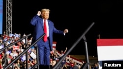 El candidato presidencial republicano y ex presidente estadounidense Donald Trump celebra un mitin de campaña en el estadio Ted Hendricks en Hialeah, Florida, EE.UU., el 8 de noviembre de 2023.