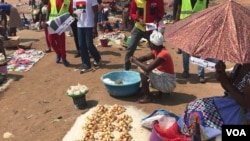 Mercado informal do bairro Carreira de Tiro, Malanje, Angola