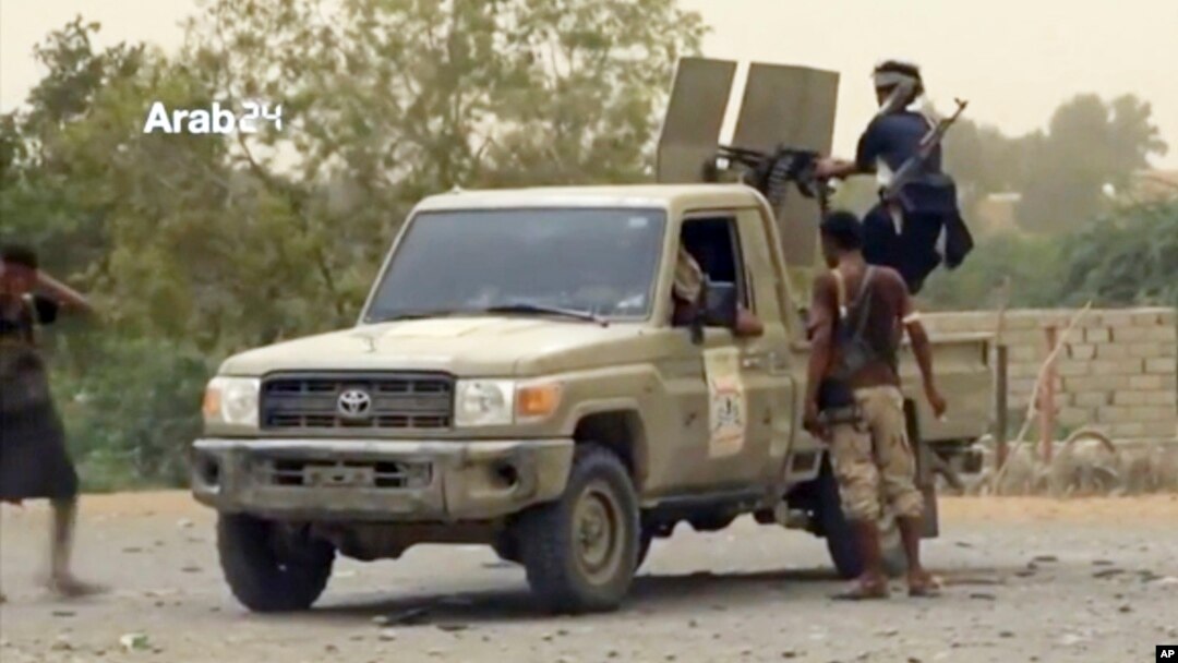 Dalam foto yang diambil dari gambar video yang dirilis Arab 24, tampak pasukan pimpinan Arab Saudi berupaya merebut bandara internasional di kota pelabuhan Hodeida yang dikuasai oleh pemberontak Houthi, 16 Juni 2018.