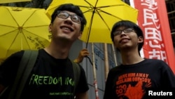 Aktivis mahasiswa Joshua Wong (kanan) dan Nathan Law saat melakukan aksi unjuk rasa "Occupy Central" di luar stasiun polisi Hong Kong (foto: dok).