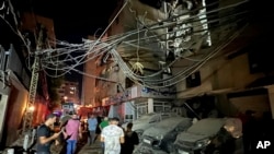 লেবাননের বৈরুতের দক্ষিণ শহরতলিতে ইসরায়েলি বিমান হামলায় এই ভবনটি ক্ষতিগ্রস্ত হয়। ৩০ জুলাই, ২০২৪।