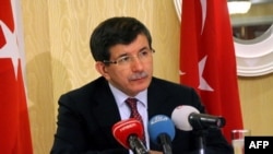 Dışişleri Bakanı Ahmet Davutoğlu Türk gazetecilere verdiği basın toplantısında