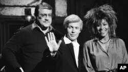 Foto de archivo de Alex Karras, acompañado de Billy Crystal (centro) y Tina Turner, durante la grabación de un programa de Saturday Night Live. Karras, falleció este miércoles a los 77 años de edad.