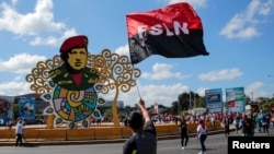 Un partidario del presidente de Nicaragua, Daniel Ortega, sostiene una bandera sandinista durante una marcha en Managua, Nicaragua, el 1 de febrero de 2020.