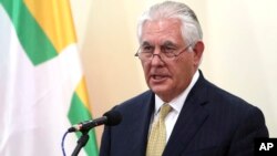 Menlu Amerika Rex Tillerson, dalam kunjungan ke Myanmar, mengungkapkan keprihatinannya atas "laporan kekejaman luas" di Rakhine, dalam konferensi pers hari Rabu (15/11). 