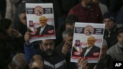 Miembros de la Asociación de Medios de árabe-turca y amigos del asesinado periodista saudí Jamal Khashoggi, levantan carteles con la imagen de él durante un funeral de oración en Estambul, el viernes 16 de noviembre de 2018.