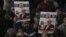 Miembros de la Asociación de Medios de Comunicación Árabe-Turcos y amigos sostienen carteles mientras asisten a las oraciones fúnebres del periodista Jamal Khashoggi, quien fue asesinado en octubre de 2018 en el consulado saudí en Turquía.