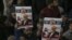 Miembros de la Asociación de Medios de Comunicación Árabe-Turcos y amigos sostienen carteles mientras asisten a las oraciones fúnebres del escritor saudí Jamal Khashoggi.