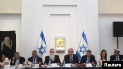 Perdana Menteri Israel Benjamin Netanyahu memimpin rapat kabinet di Museum Bible Lands di Yerusalem, Rabu, 5 Juni 2024. (Foto: Gil Cohen-Magen/Pool via Reuters)