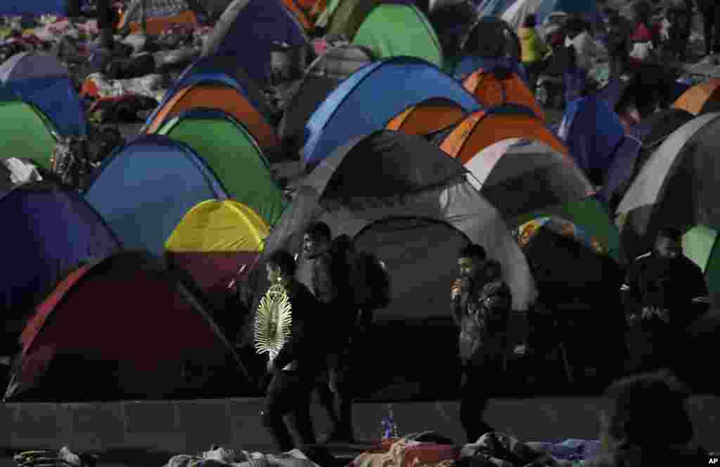 Devotos pasan frente a una ciudad de carpas frente a la Basílica de Guadalupe en la Ciudad de México, el jueves 12 de diciembre de 2019.&nbsp;