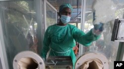 지난 17일 파키스탄 카라치의 병원에서 직원이 신종 코로나바이러스 감염증 검사 기기를 소독하고 있다.