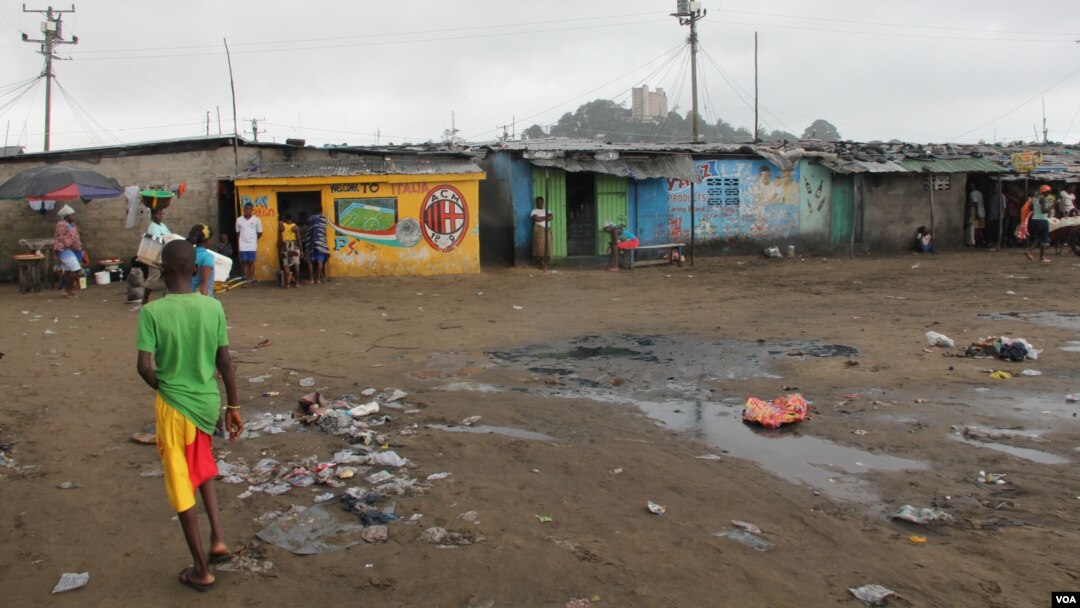 A scene from every day life in West Point, Monrovia, Liberia, Sept. 25, 2014. (Benno Muchler /VOA)