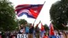 Manifestantes ondean banderas estadounidenses y cubanas mientras realizan una protesta para que Estados Unidos apoye a los manifestantes en Cuba, en el parque Lafayette cerca de la Casa Blanca en Washington, Estados Unidos, el 26 de julio de 2021.