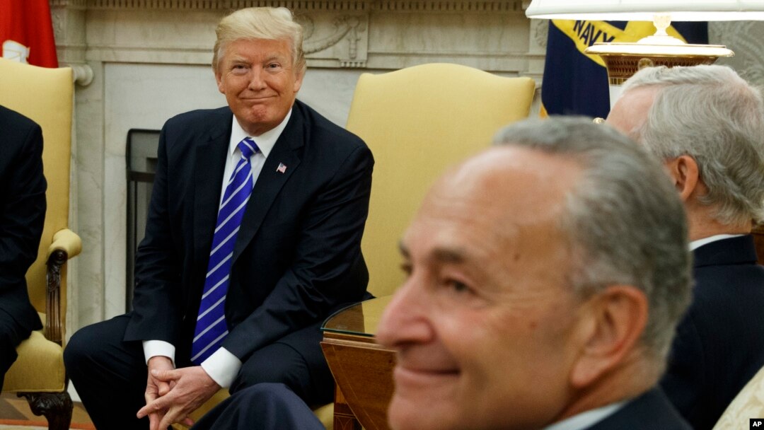 Tư liệu - Tổng thống Donald Trump và Lãnh đạo Dân chủ Thượng viện Chuck Schumer trong một cuộc gặp gỡ với các nhà lãnh đạo quốc hội tại Phòng Bầu Dục ở Nhà Trắng, Washington, ngày 6 tháng 9, 2017.