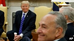 Tư liệu - Tổng thống Donald Trump và Lãnh đạo Dân chủ Thượng viện Chuck Schumer trong một cuộc gặp gỡ với các nhà lãnh đạo quốc hội tại Phòng Bầu Dục ở Nhà Trắng, Washington, ngày 6 tháng 9, 2017.