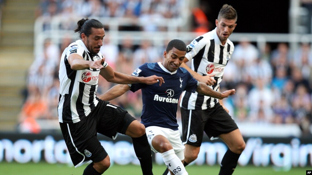 Pemain Tottenham Hotspurs (tengah) dikepung pemain Newcastle United. (Foto: Dok)