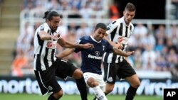 Pemain Tottenham Hotspurs (tengah) dikepung pemain Newcastle United. (Foto: Dok)