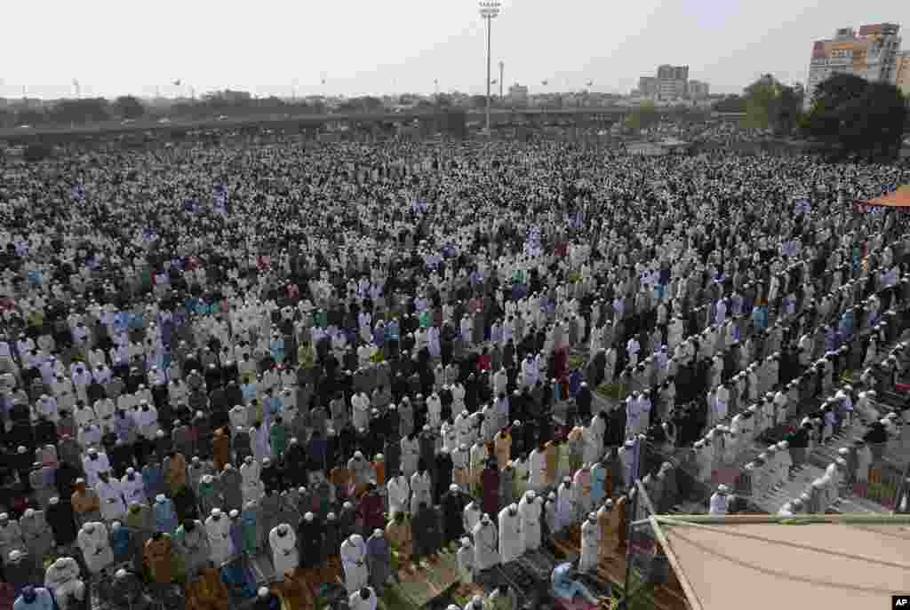 اقامه نماز عید فطر در فضای باز در کراچی، پاکستان